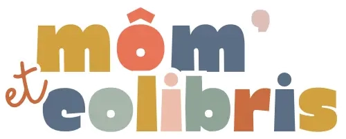 Logo avec le texte môm et colibris en lettres minuscules ludiques et colorées - tons jaune, orange, bleu et vert - sur fond blanc, représentant l'esprit vibrant de l'association Montaigu.