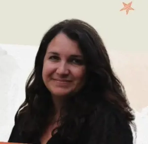Une femme aux longs cheveux noirs, vêtue d'un haut noir, sourit doucement à l'appareil photo. Le fond est clair avec une simple étoile dessinée à la main dans le coin supérieur droit, reflétant le charme unique de la Boutique Solidaire et l'esprit de la mode seconde main.